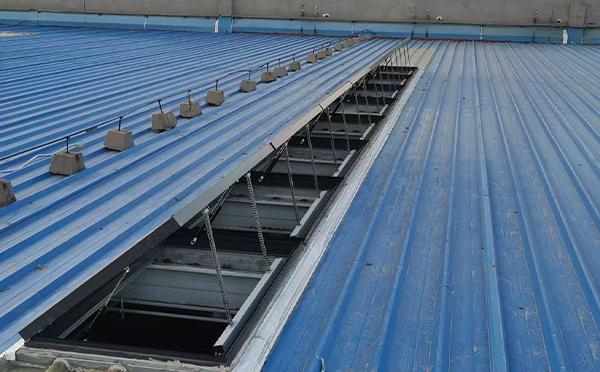 某城市大型商业综合体中庭中宁排烟窗工程