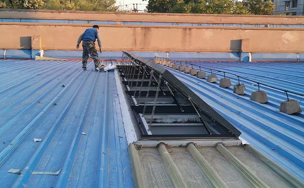 某区域性物流仓储中心中宁排烟窗系统安装项目